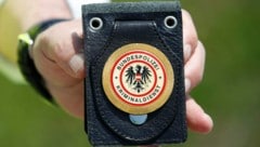 Die Täter gaben sich als Kriminalbeamte aus.