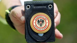 Die Täter gaben sich als Kriminalbeamte aus.