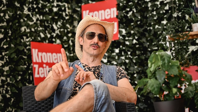 Michael Ostrowski beim Gespräch mit der „Krone“ am Woodstock der Blasmusik in Ort in Innkreis.