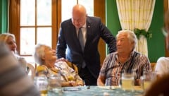 Bürgernah im Gasthaus – hier ist der Kanzler jetzt sogar gewissermaßen Miteigentümer.