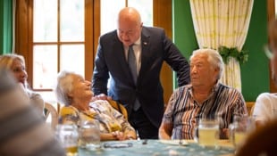 Bürgernah im Gasthaus – hier ist der Kanzler jetzt sogar gewissermaßen Miteigentümer.