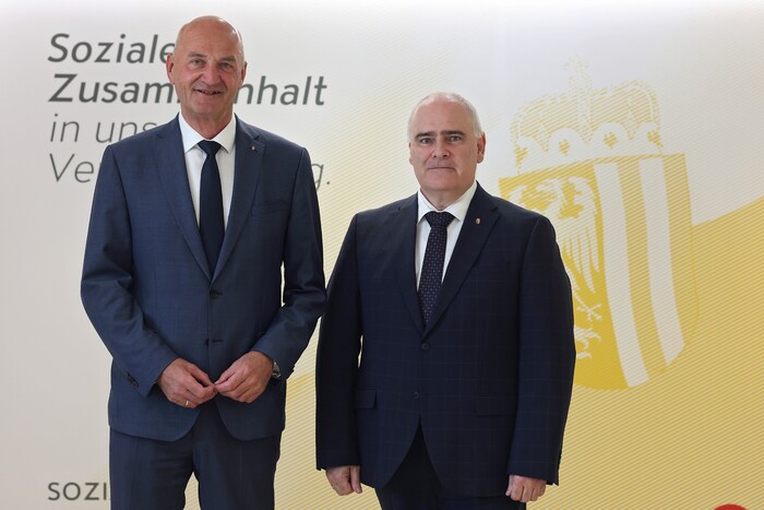 Christian Dörfel (ÖVP, li.) und Thomas Dim (FPÖ) präsentierten am Freitag in Linz die Novelle ...