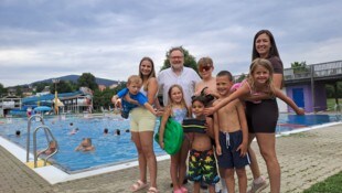 Anja, Paul Hauser und Nina mit Lian, Maria, Yasin, Johannes und Christian und Freya kurz vor der ...