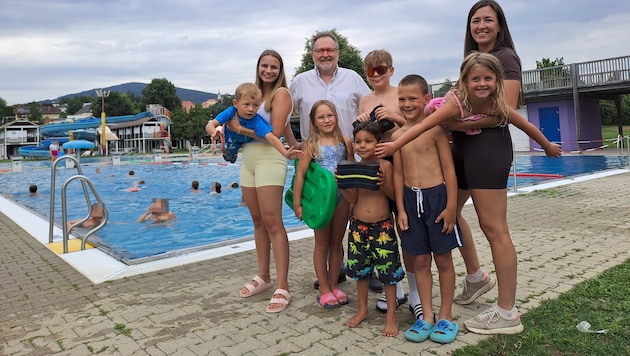 Anja, Paul Hauser und Nina mit Lian, Maria, Yasin, Johannes und Christian und Freya kurz vor der ...
