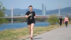 Laufen gehen an der Uferpromenade auf der Donauinsel – eine beliebte Aktivität, die nichts ...