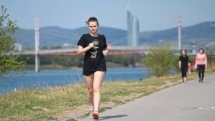 Laufen gehen an der Uferpromenade auf der Donauinsel – eine beliebte Aktivität, die nichts ...