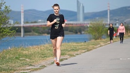 Laufen gehen an der Uferpromenade auf der Donauinsel – eine beliebte Aktivität, die nichts ...