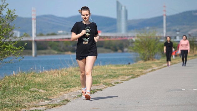 Laufen gehen an der Uferpromenade auf der Donauinsel – eine beliebte Aktivität, die nichts ...