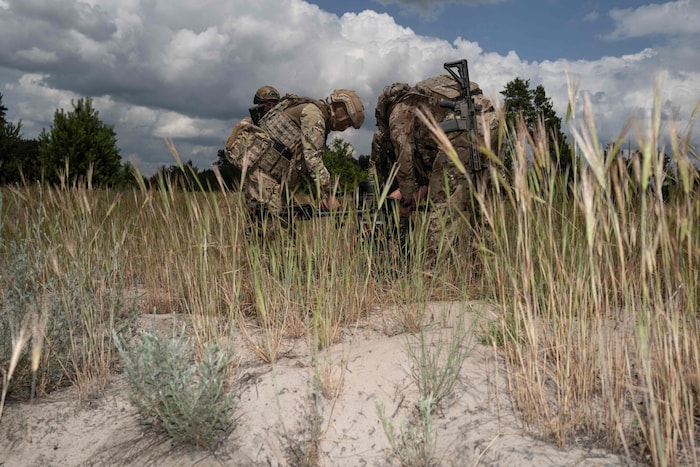 Ukrainische Soldaten arbeiten an deiner Drohne.