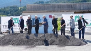 Philip Wohlgemuth (3. v. li.) und Josef Geisler (4. v. li.) waren beim Spatenstich. Bis Herbst ...