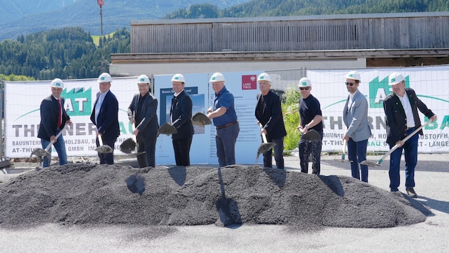 Philip Wohlgemuth (3. v. li.) und Josef Geisler (4. v. li.) waren beim Spatenstich. Bis Herbst ...