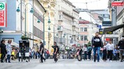 Blick auf die gut besuchte Linzer Landstraße – Sinnbild für die wachsende Stadt.