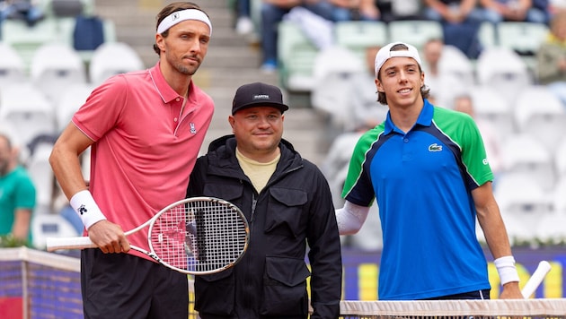Nach dem Münzwurf gab es noch ein Erinnerungsfoto mit Rinderknech (li.) und Cazaux.