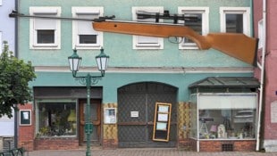 Der Tatort: ein leer stehendes Gebäude am Stadtplatz von Mattighofen. Die Waffe – ein ...