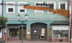 Der Tatort: ein leer stehendes Gebäude am Stadtplatz von Mattighofen. Die Waffe – ein ...
