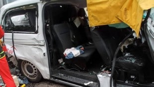 Der weiße Kleinbus der acht Mondseer Damen wurde bei dem Auffahrunfall auf der A22 bei Atzwang ...