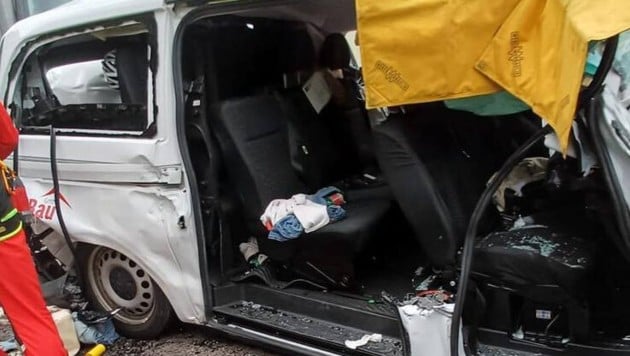 Der weiße Kleinbus der acht Mondseer Damen wurde bei dem Auffahrunfall auf der A22 bei Atzwang ...