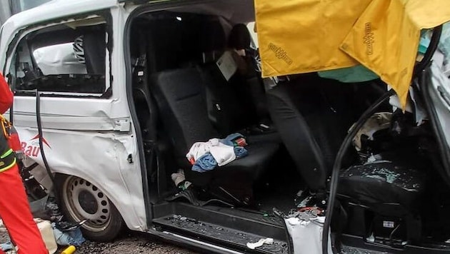 Der weiße Kleinbus der acht Mondseer Damen wurde bei dem Auffahrunfall auf der A22 bei Atzwang ...
