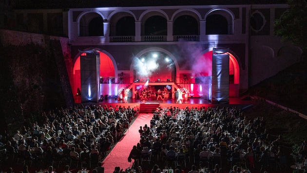 Kult-Musical an einem Kult-Schauplatz: „Hair“ im Schlossgraben Steyr