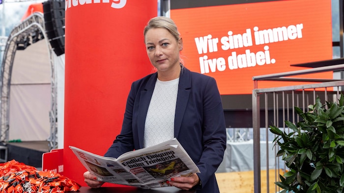 Jennifer Plattner, Kommunikationschefin von MPreis, schmökerte beim Truck in der Freitagsausgabe ...