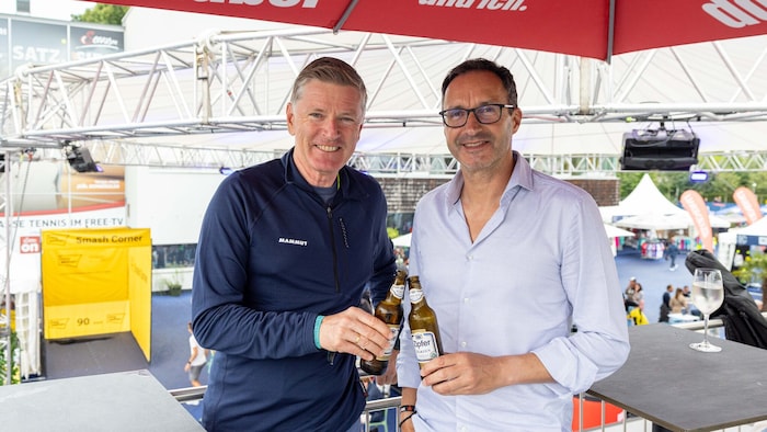 Wolfgang Kos (Mediaprint, links) stieß mit Sillpark-Center Manager Markus Siedl auf dessen ...