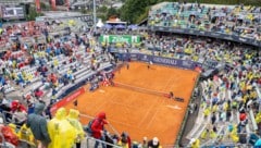 Mit Ponchos und Regenjacken ausgerüstet trotzten die Fans dem Regen. 