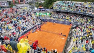 Mit Ponchos und Regenjacken ausgerüstet trotzten die Fans dem Regen. 