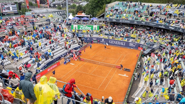 Mit Ponchos und Regenjacken ausgerüstet trotzten die Fans dem Regen.