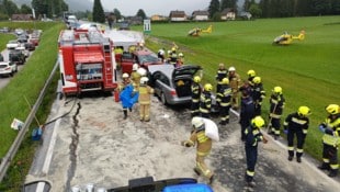 Die beiden Autos stießen frontal zusammen.