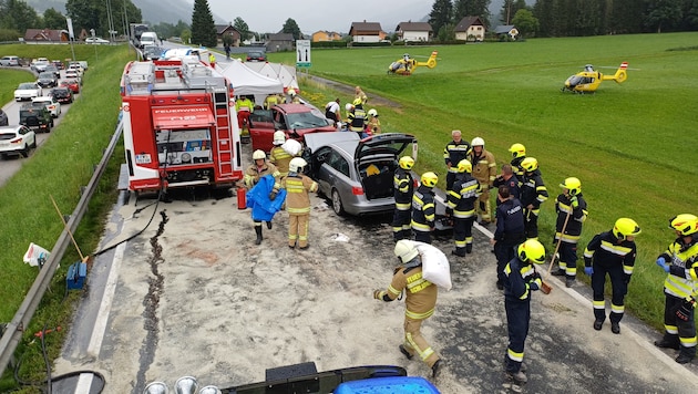Die beiden Autos stießen frontal zusammen.