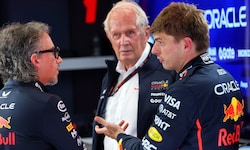Red-Bull-Teamchef Laurent Mekies (li.), Motorsportberater Helmut Marko (mi.) und Max Verstappen