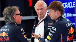 Red-Bull-Teamchef Laurent Mekies (li.), Motorsportberater Helmut Marko (mi.) und Max Verstappen