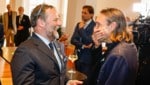 Jedermann-Teufel Christoph Luser (re.) konnte gar nicht glauben, was er da las.