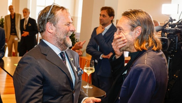 Jedermann-Teufel Christoph Luser (re.) konnte gar nicht glauben, was er da las.