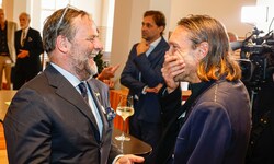 Jedermann-Teufel Christoph Luser (re.) konnte gar nicht glauben, was er da las.
