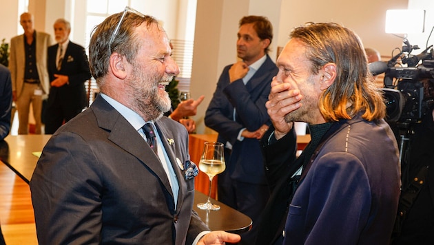 Jedermann-Teufel Christoph Luser (re.) konnte gar nicht glauben, was er da las.