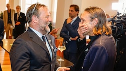 Jedermann-Teufel Christoph Luser (re.) konnte gar nicht glauben, was er da las.