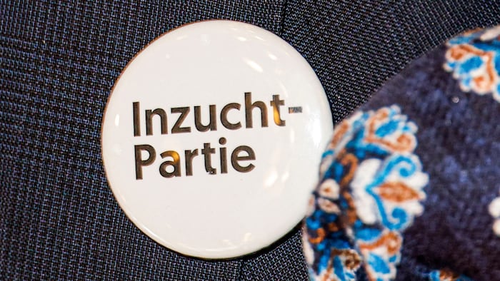 Dieser Anstecker prangte beim Empfang am Revers von NEOS-Politiker Sepp Schellhorn.