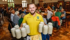 Die Kellner freuen sich, wie hier im Müllner Bräu: Das hart verdiente Trinkgeld wird vom Staat ...