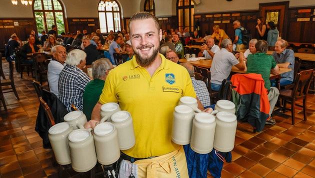 Die Kellner freuen sich, wie hier im Müllner Bräu: Das hart verdiente Trinkgeld wird vom Staat ...