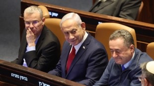 Israels Regierungschef Benjamin Netanyahu (Mitte) mit Regierungsmitgliedern