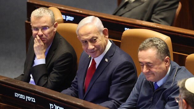 Israels Regierungschef Benjamin Netanyahu (Mitte) mit Regierungsmitgliedern
