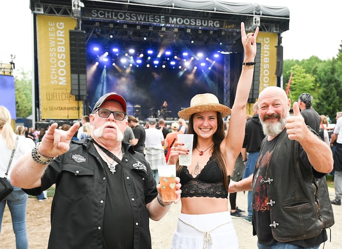 Die un- zähligen Rock- Fans feierten ausgelassen in Moosburg.