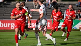 In der vergangenen Saison sorgten die Rothosen (links Kapitän Tamas Herbaly) mit dem ...