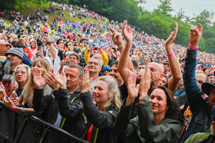 Die vielen Fans feierten ihre Rock-Legenden in Moosburg.