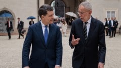 Der rumänische Präsident Nicusor Dan mit Bundespräsident Alexander Van der Bellen (rechts) in ...