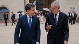 Der rumänische Präsident Nicusor Dan mit Bundespräsident Alexander Van der Bellen (rechts) in ...