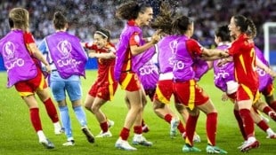 Spaniens Frauen spielen und jubeln vor einem Millionen-Publikum.
