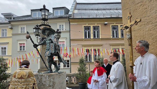 Groß wacht der Heilige Jakob ab nun bei der ihm geweihten Kirche über Villach.
