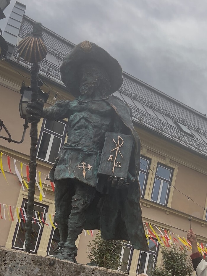 In einer Kunstgießerei in Telfs wurde der 2,20 Meter große und 600 Kilo schwere Jakobus aus ...